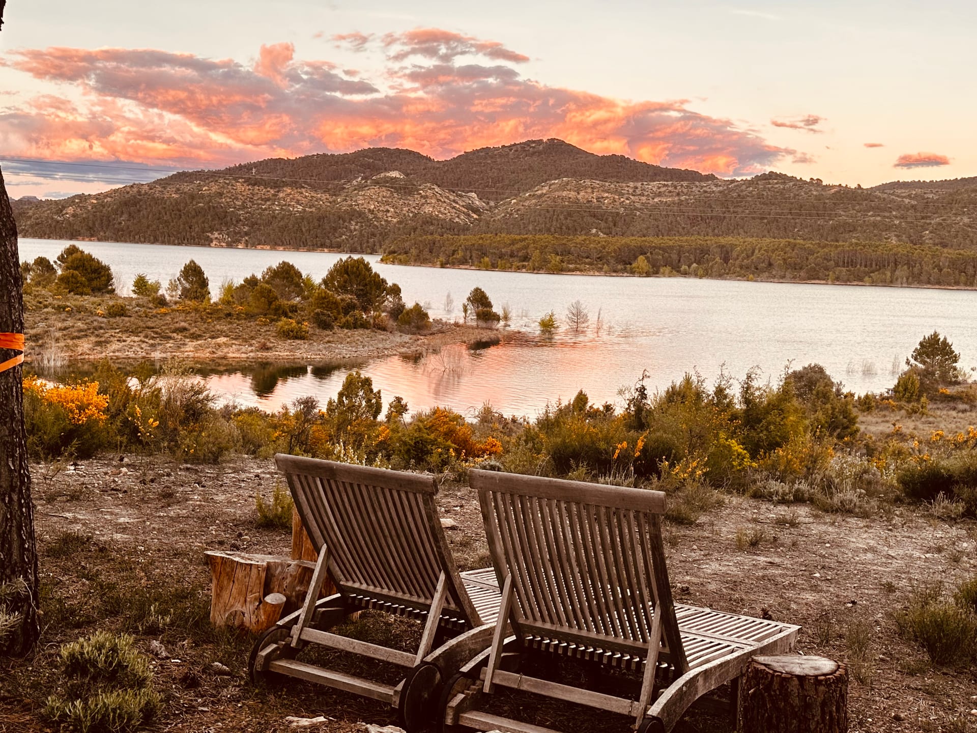 Terraza de Casa de las Libélulas con vistas al embalse de Entrepeñas